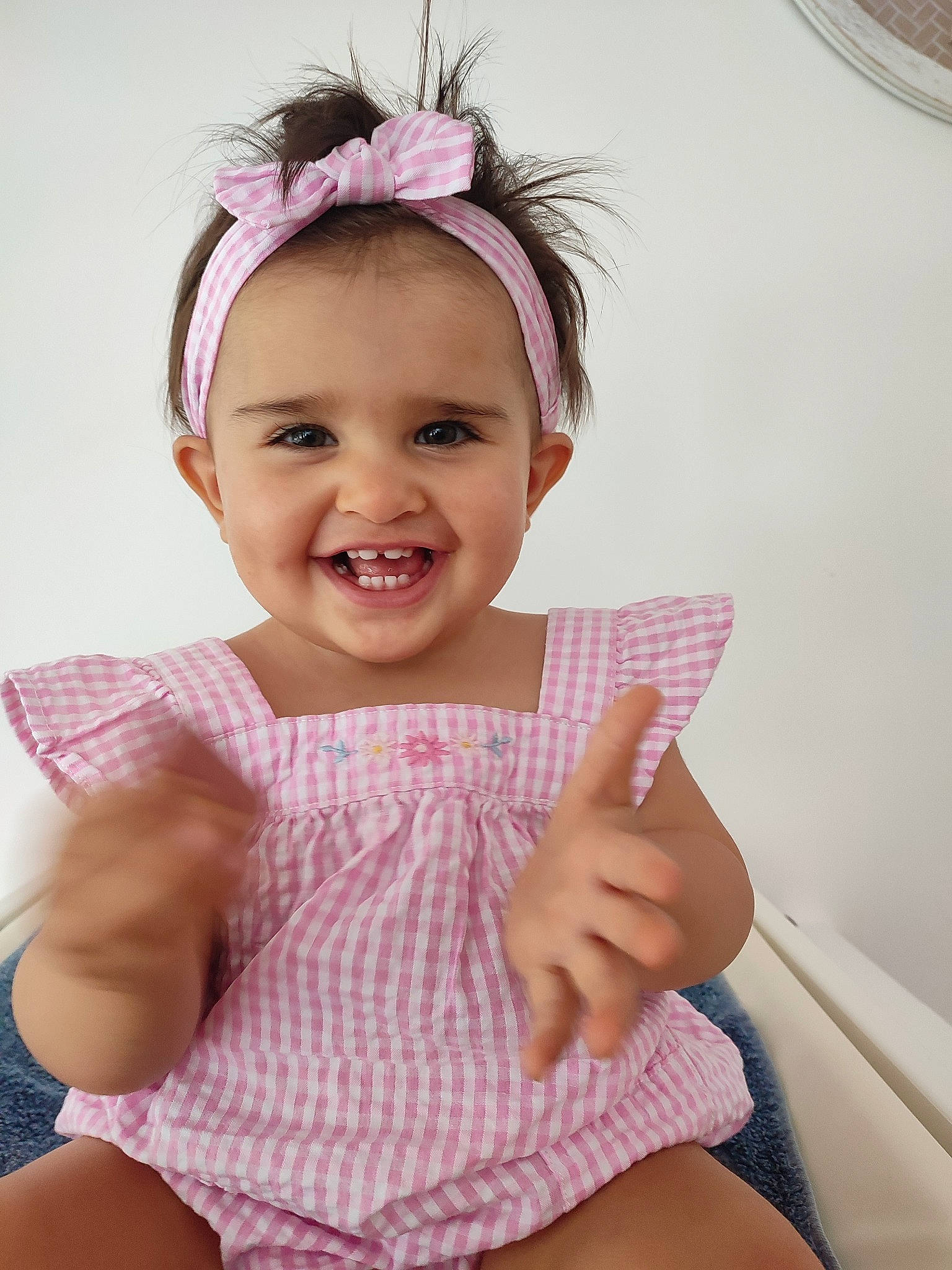 Victoria participe au concours pour gagner de l'argent avec cette photo : baby_toddler_clothing, chair, chin, eye, eyelash, gesture, happy, headband, headpiece, joy, knee, lip, neck, person, pink, shoulder, skin, smile, textile, thigh