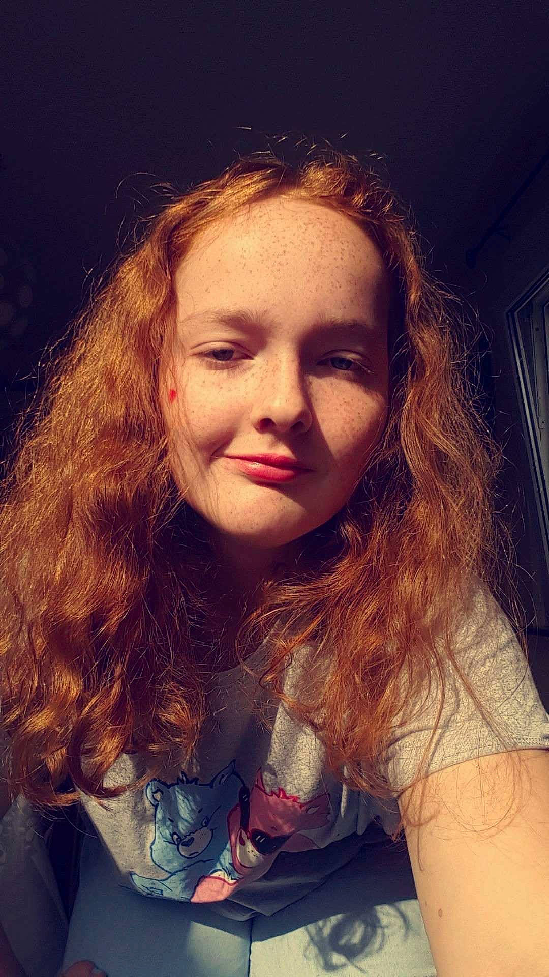 Morgane participe au concours pour gagner de l'argent avec cette photo : cheek, chin, electric_blue, eyebrow, eyelash, flash_photography, fun, gesture, hair, happy, iris, jaw, joy, lip, long_hair, mouth, nose, person, skin, smile