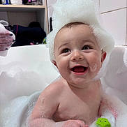 Maylan participe au concours pour gagner de l'argent avec cette photo : baby, bath, bathroom, bubble_crown, bubbles, child, cute, foam, hand, happy, head, infant, playful, sitting, skin, smiling, star_shaped_toy, tile_wall, toy, water