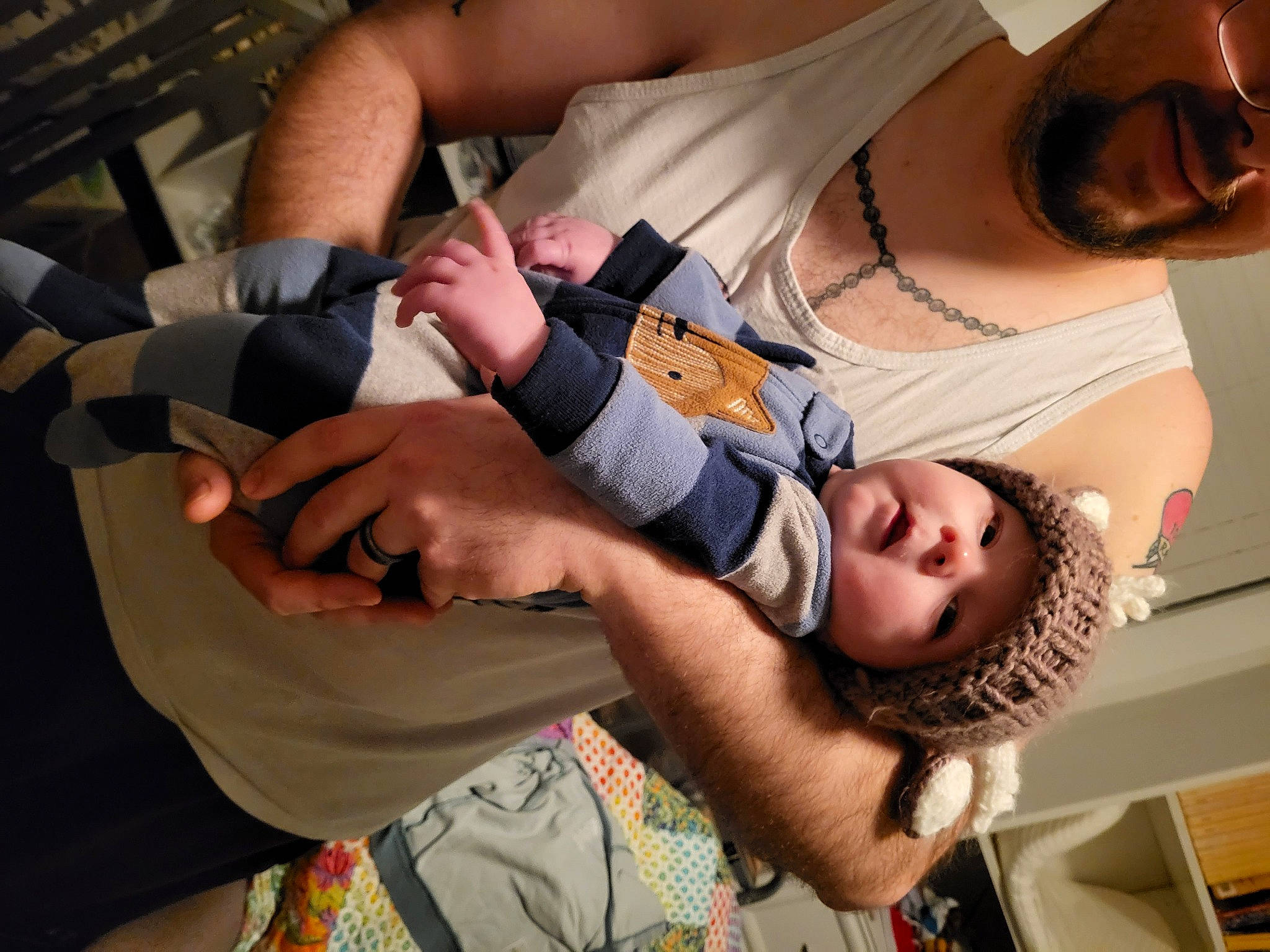 Thorin is registered to the contest to win money with this photo: abdomen, arm, chest, comfort, elbow, event, eyewear, fun, gesture, hand, happy, headwear, human_leg, interaction, jewellery, joint, necklace, person, sunglasses, thigh