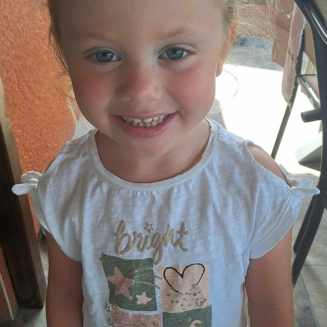 Julia a rejoint le concours — aidez-le/la à gagner de superbes lots ! blonde, bodypart, child, clothing, face, female, finger, girl, hair, hand, happy, head, mouth, person, photography, portrait, shirt, smile, t_shirt, teeth