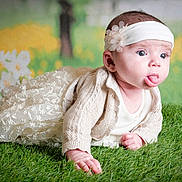 Dénérys participe au concours pour gagner de l'argent avec cette photo : baby, infant, child, cute, tongue_out, lace_dress, knitted_cardigan, headband, flower_headband, grass, greenery, outdoor, portrait, playful, expression, skin, face, eyes, hand, background