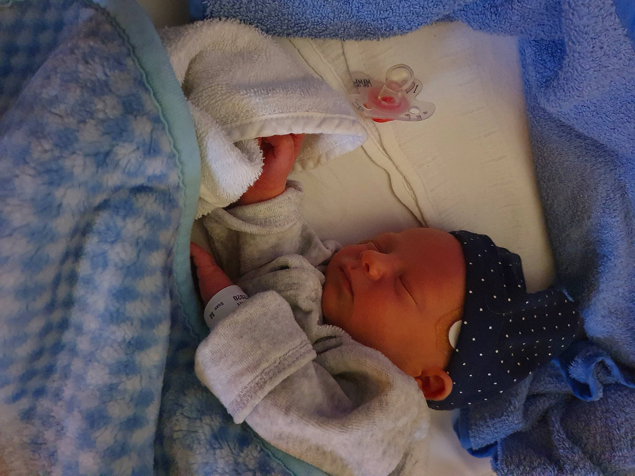 Noah participe au concours pour gagner de l'argent avec cette photo : baby, baby_products, baby_safety, baby_sleeping, baby_toddler_clothing, bedding, bedtime, child, comfort, hat, linens, mouth, nap, pattern, person, room, skin, sleep, sleeve, textile