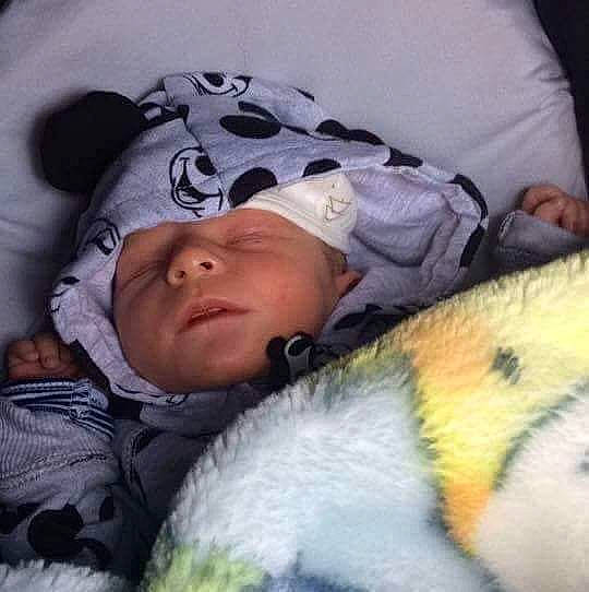 Eden a rejoint le concours — aidez-le/la à gagner de superbes lots ! baby, baby_sleeping, bedtime, birth, cheek, child, headwear, nap, person, sleep, toddler