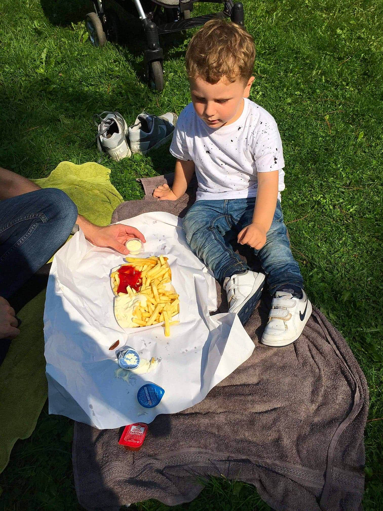 Eden participe au concours pour gagner de l'argent avec cette photo : child, grass, person, picnic, plant, play, recreation, sitting, tree