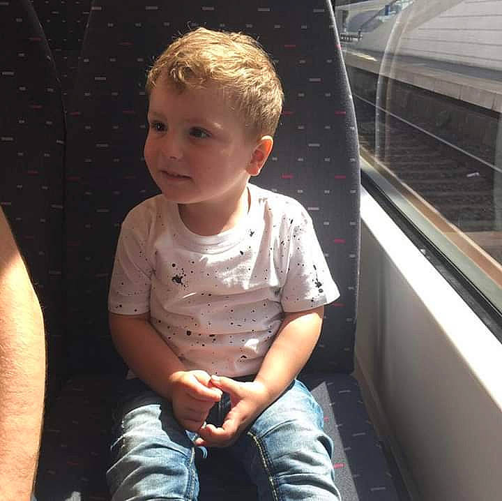 Eden a rejoint le concours — aidez-le/la à gagner de superbes lots ! blond, cheek, child, child_model, cool, hairstyle, person, smile, standing, t_shirt, toddler, vacation