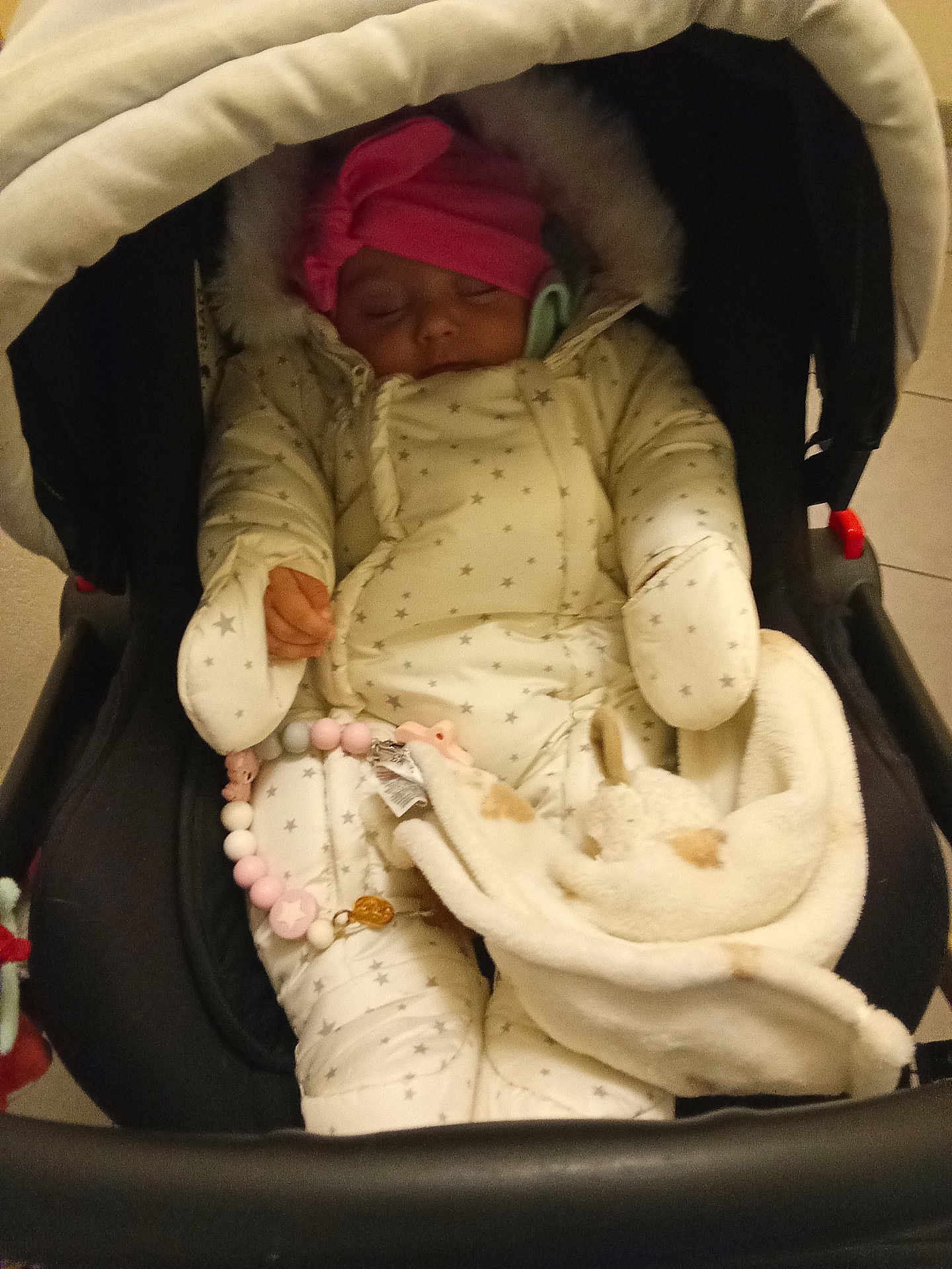 Kira a rejoint le concours — aidez-le/la à gagner de superbes lots ! baby, infant, sleeping, stroller, blanket, pink_hat, winter_clothing, padded_suit, toy, beads, indoor, child, cute, cozy, warm, face, hand, footwear, person, toddler