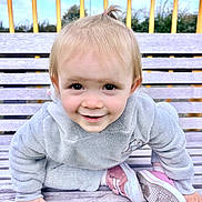 Selena a rejoint le concours — aidez-le/la à gagner de superbes lots ! toddler, child, smiling, bench, outdoor, fleece_jacket, pink_shoes, wooden_bench, happy, face, person, cute, playful, park, daylight, hair_tie, casual_clothing, young_child, nature, portrait