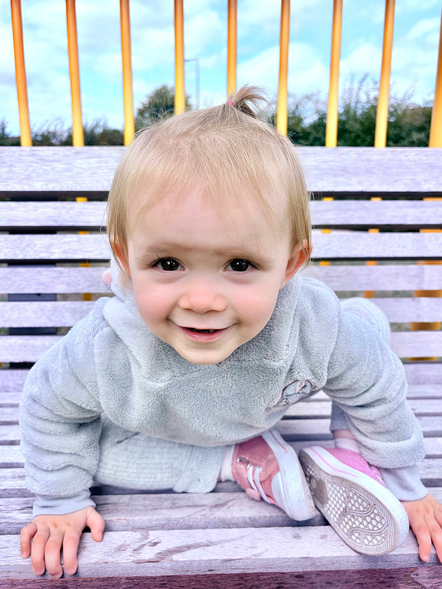 Selena a rejoint le concours — aidez-le/la à gagner de superbes lots ! toddler, child, smiling, bench, outdoor, fleece_jacket, pink_shoes, wooden_bench, happy, face, person, cute, playful, park, daylight, hair_tie, casual_clothing, young_child, nature, portrait