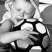 Alice a rejoint le concours — aidez-le/la à gagner de superbes lots ! child, toddler, baby, hat, soccer_ball, water, pool, smile, closed_eyes, hand, playing, summer, outdoor, cute, fun, joy, black_and_white, portrait, happy, sunlight