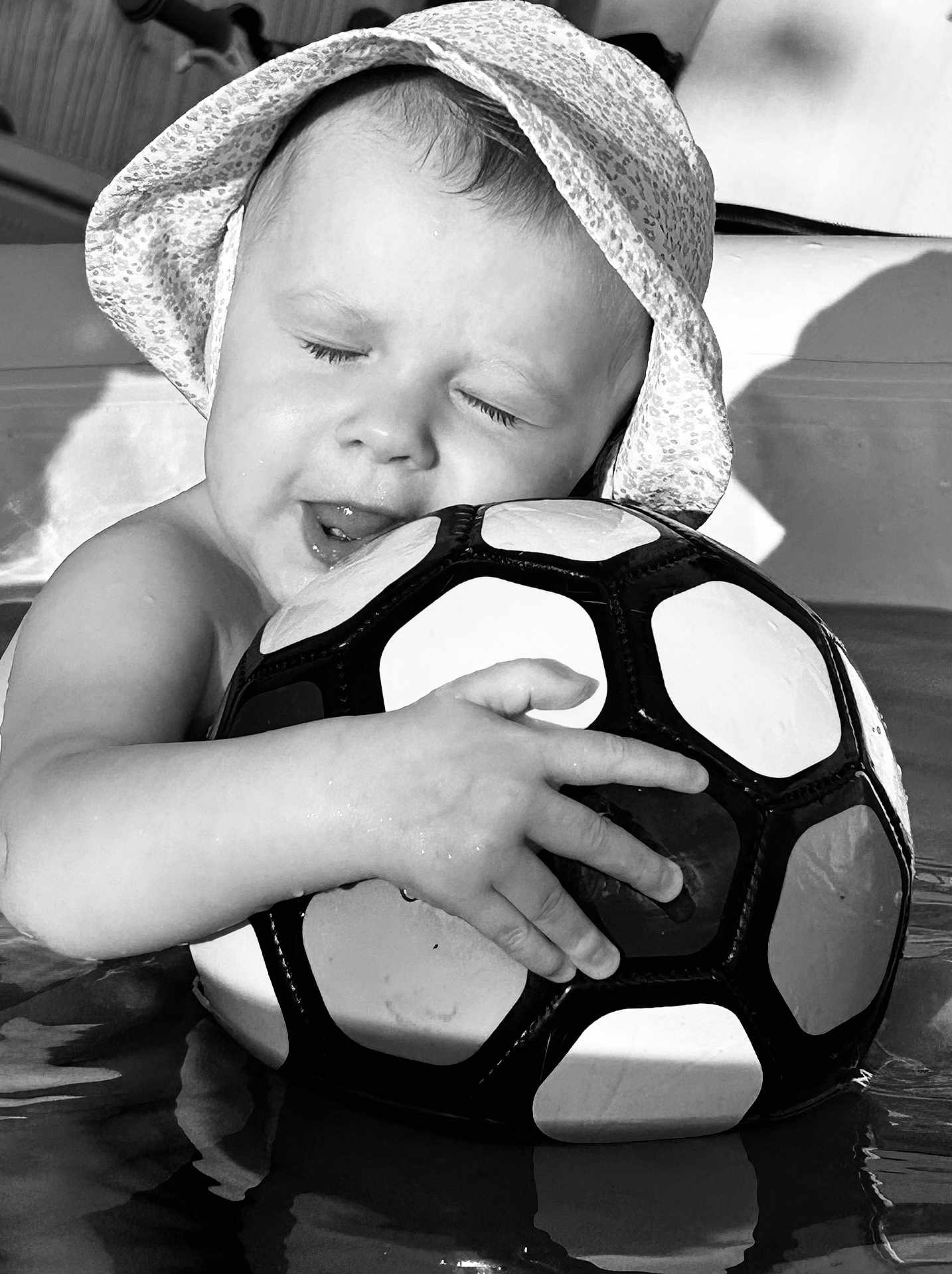 Alice a rejoint le concours — aidez-le/la à gagner de superbes lots ! child, toddler, baby, hat, soccer_ball, water, pool, smile, closed_eyes, hand, playing, summer, outdoor, cute, fun, joy, black_and_white, portrait, happy, sunlight