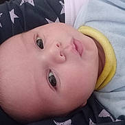 Jason a rejoint le concours — aidez-le/la à gagner de superbes lots ! baby, blanket, blue_outfit, child, closeup, clothing, cute, expression, eyes, face, head, infant, lying_down, mouth, newborn, portrait, skin, soft_texture, star_pattern, yellow_collar