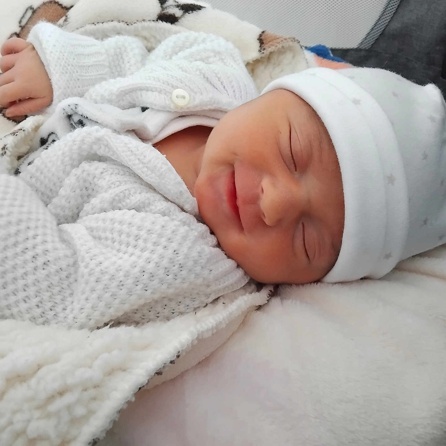Lyana participe au concours pour gagner de l'argent avec cette photo : baby, blanket, child, clothing, comfort, cozy, cute, face, hat, indoors, infant, knitwear, newborn, portrait, relaxed, resting, sleeping, smile, soft, warm