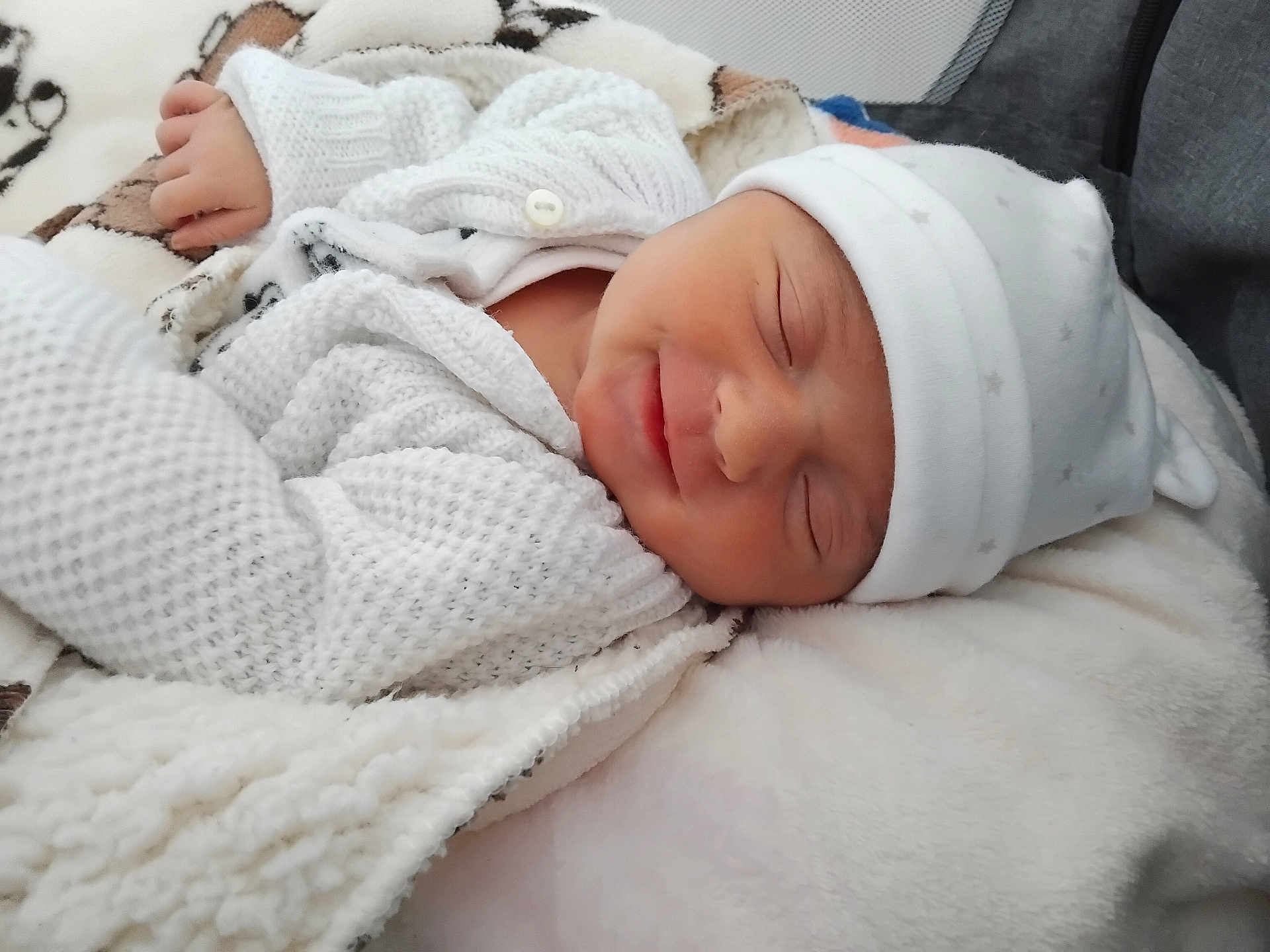 Lyana participe au concours pour gagner de l'argent avec cette photo : baby, sleeping, smile, hat, knitwear, blanket, cozy, infant, face, child, soft, warm, cute, resting, newborn, comfort, relaxed, clothing, portrait, indoors