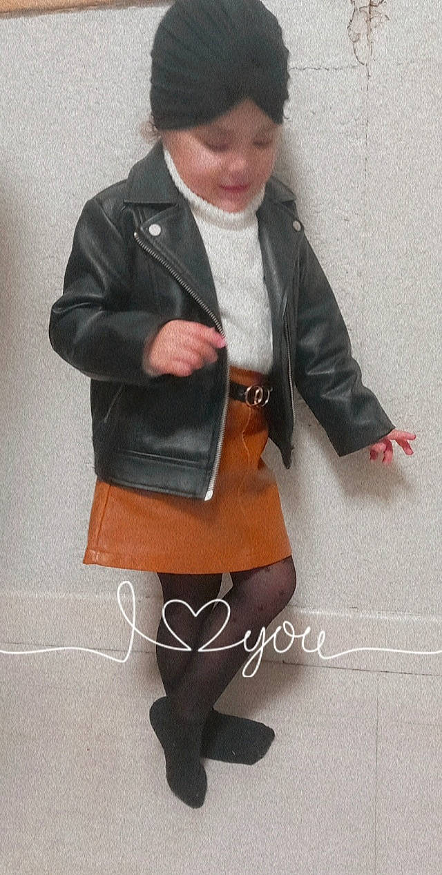 Ness a rejoint le concours — aidez-le/la à gagner de superbes lots ! abdomen, belt, blazer, chest, collar, denim, headgear, headwear, human_leg, jewellery, knee, leather_jacket, neck, pattern, person, shorts, sleeve, sportswear, thigh, toddler