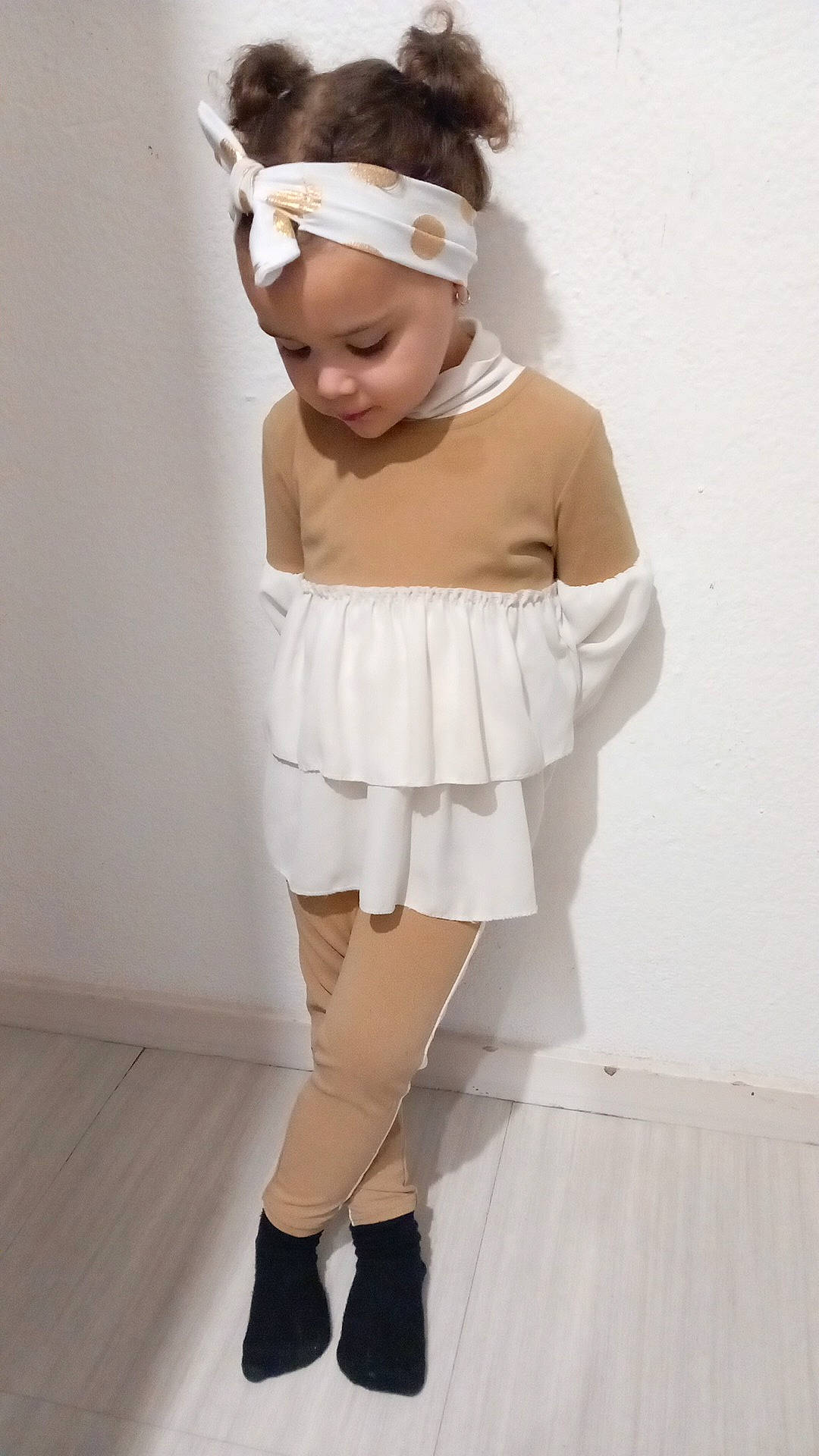 Ness participe au concours pour gagner de l'argent avec cette photo : abdomen, blond, costume, embellishment, fashion_design, flash_photography, headwear, human_body, human_leg, knee, leg, neck, outerwear, person, shoe, shoulder, skin, sleeve, thigh, toddler