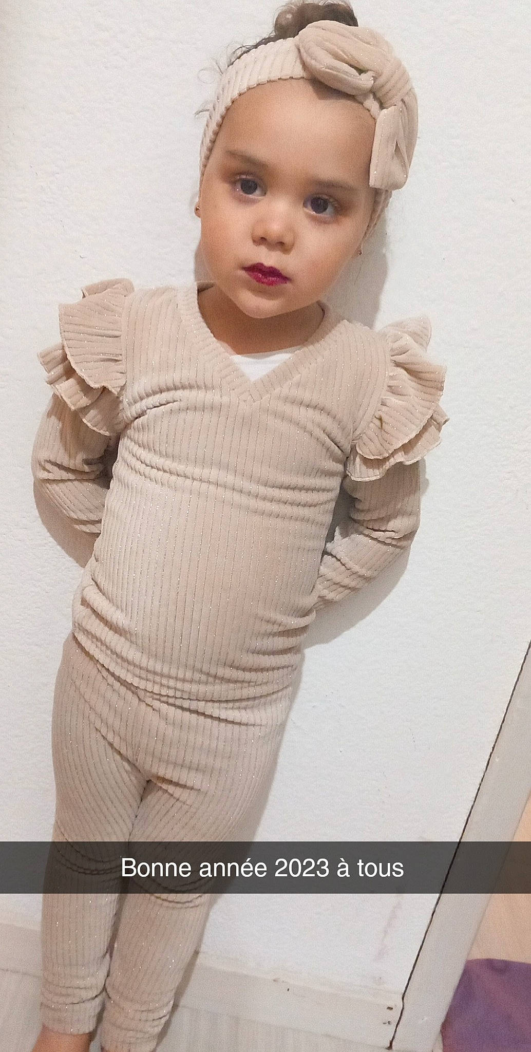 Ness participe au concours pour gagner de l'argent avec cette photo : baby, baby_toddler_clothing, cheek, chest, child, clothing, collar, elbow, eyelash, face, gesture, headwear, lip, neck, pattern, person, sleeve, toddler, trunk, waist