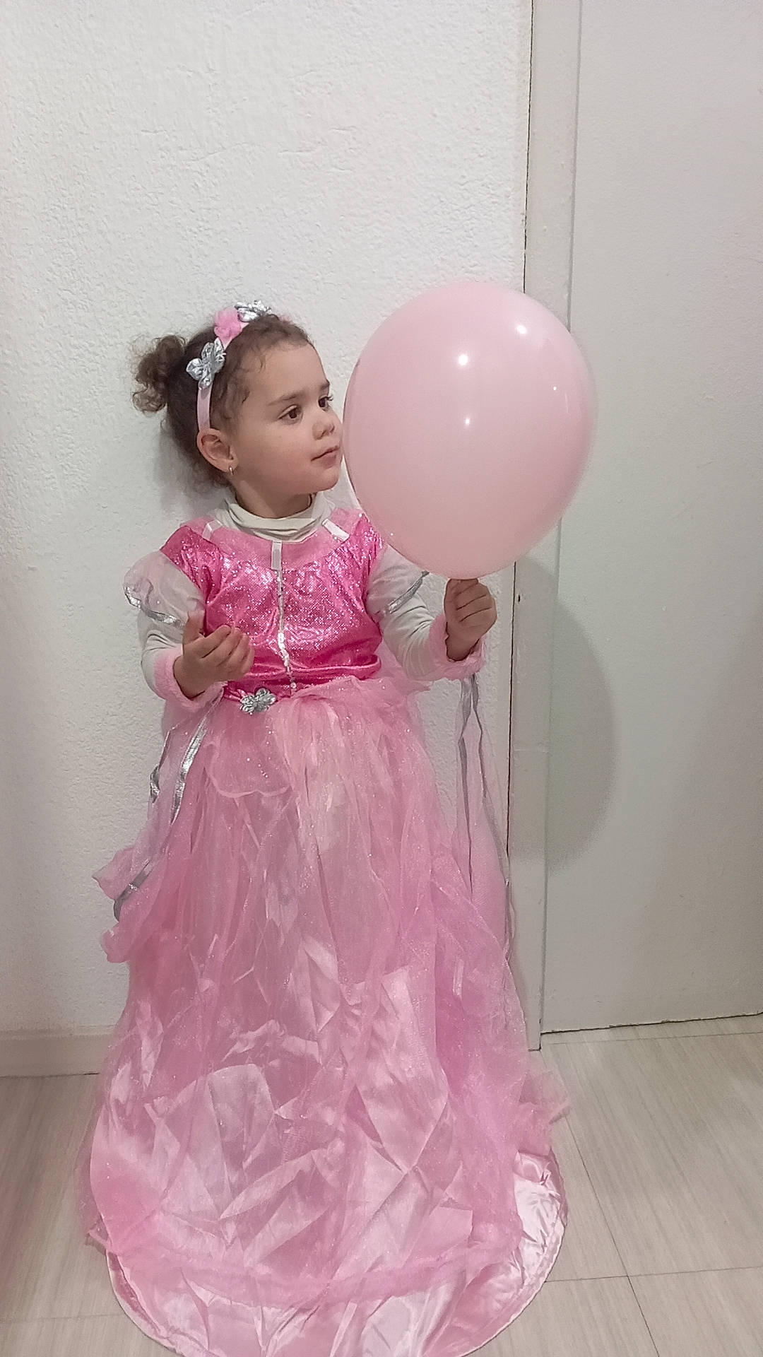 Ness participe au concours pour gagner de l'argent avec cette photo : baby_toddler_clothing, balloon, bridal_accessory, child, day_dress, dress, embellishment, event, fashion_accessory, fashion_design, formal_wear, fun, happy, magenta, one_piece_garment, party_supply, person, pink, shoulder, sleeve