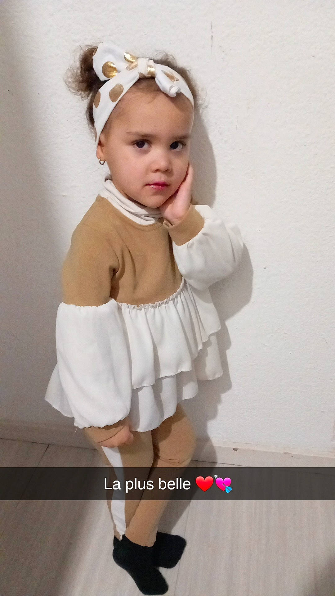 Ness a rejoint le concours — aidez-le/la à gagner de superbes lots ! baby_toddler_clothing, blond, day_dress, embellishment, eyelash, fashion_design, flash_photography, hair, hair_accessory, happy, headband, headgear, headpiece, human_leg, jewellery, one_piece_garment, person, sleeve, thigh, toddler