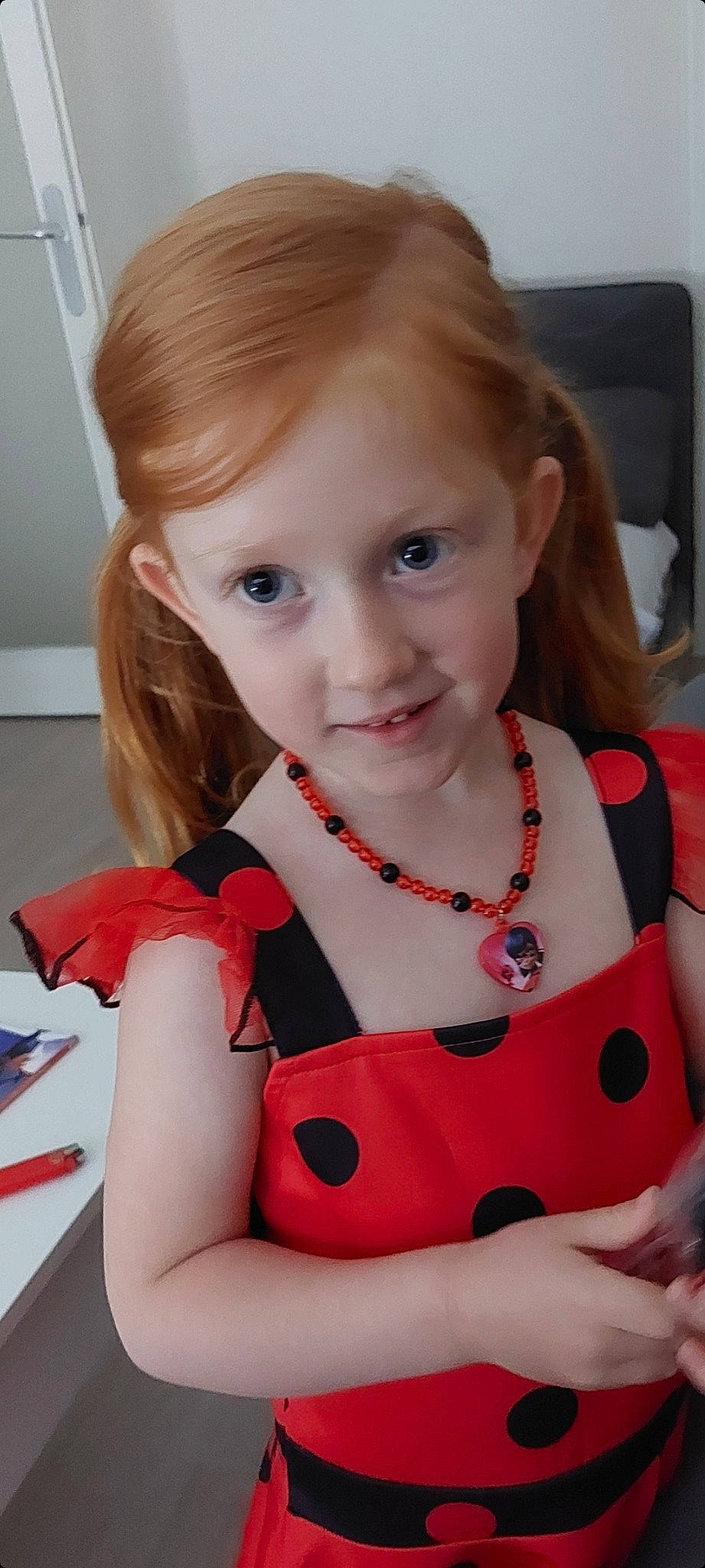 Anais participe au concours pour gagner de l'argent avec cette photo : arm, baby_toddler_clothing, blond, brown_hair, cheek, child, dress, event, eyelash, fashion_accessory, happy, jewellery, neck, necklace, pattern, person, skin, sleeve, smile, t_shirt