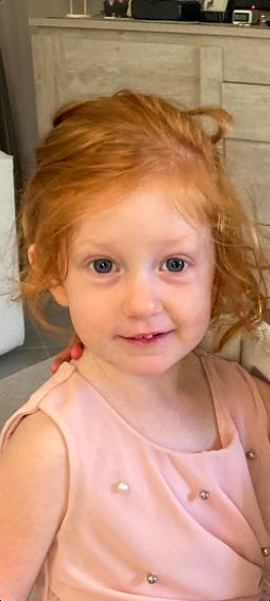 Anais participe au concours pour gagner de l'argent avec cette photo : cheek, chest, ear, eye, eyelash, forehead, hair, happy, human_body, iris, jaw, lip, long_hair, neck, nose, paper_towel, person, skin, sleeve, smile