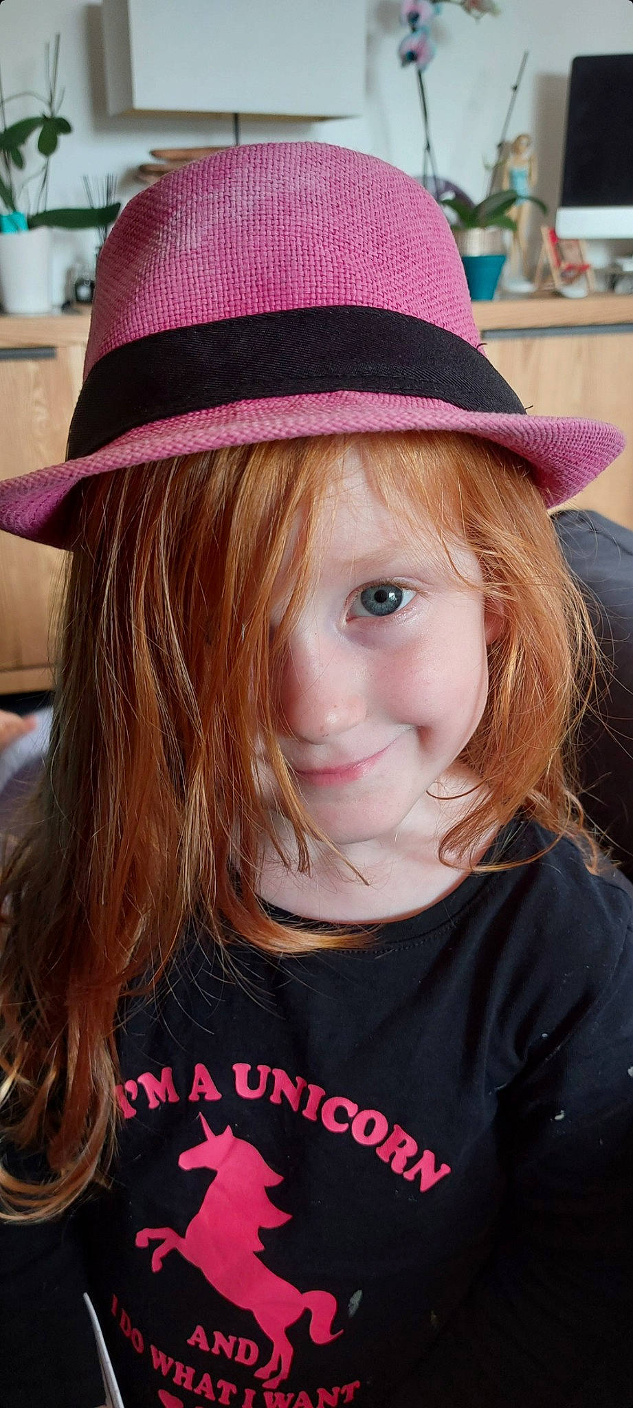 Anais a rejoint le concours — aidez-le/la à gagner de superbes lots ! cap, chin, cool, costume_hat, eye, eyebrow, eyelash, fedora, hat, head, headgear, iris, layered_hair, lip, long_hair, neck, person, pink, smile, sun_hat