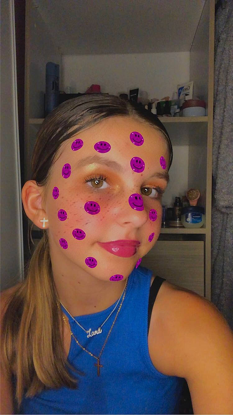 Lana participe au concours pour gagner de l'argent avec cette photo : balloon, costume, ear, electric_blue, event, eyebrow, eyelash, eyewear, fashion_accessory, fun, hair_accessory, jewellery, magenta, party_supply, person, personal_protective_equipment, pink, purple, shelf, sports_equipment