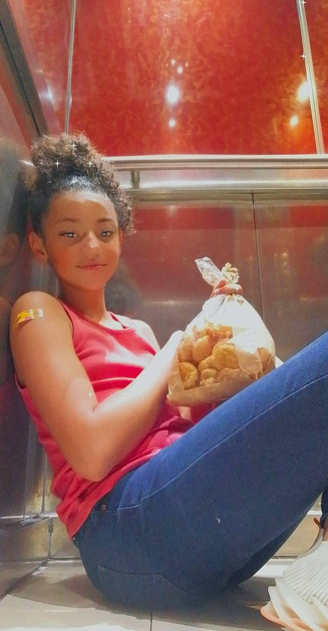 Lïah a rejoint le concours — aidez-le/la à gagner de superbes lots ! abdomen, child, comfort_food, cuisine, dish, fast_food, finger_food, food, fried_food, happy, human_leg, junk_food, motor_vehicle, person, side_dish, sitting, smile, snack, teddy_bear, thigh