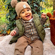 Sowen participe au concours pour gagner de l'argent avec cette photo : baby, child, smiling, hat, pom_pom, greenery, ivy, tree, outdoor, fall, plaid_shirt, vest, pants, sneakers, blanket, happy, nature, sitting, cute, portrait