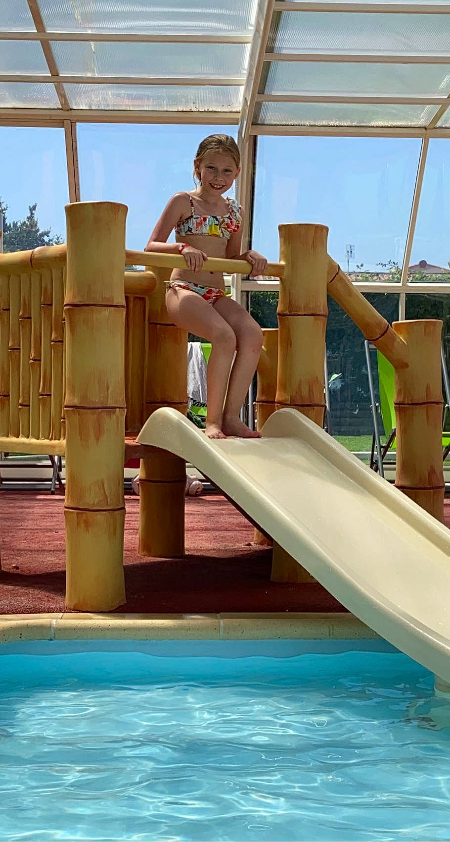 Dgemma a rejoint le concours — aidez-le/la à gagner de superbes lots ! amusement_park, chute, fun, joy, leisure, leisure_centre, nonbuilding_structure, outdoor_play_equipment, outdoor_recreation, people, person, playground, playground_slide, recreation, shade, shorts, sky, summer, swimming_pool, t_shirt