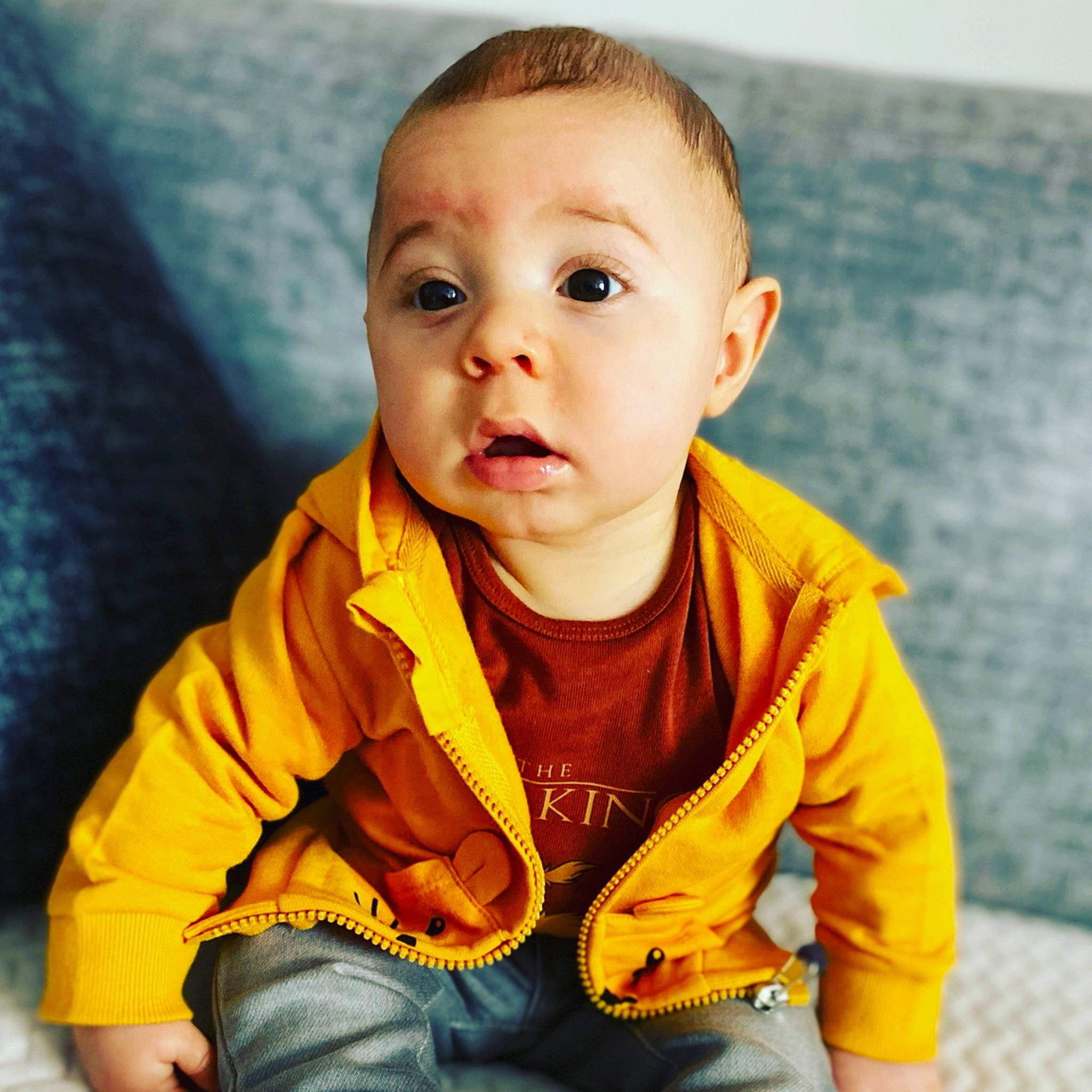 Négan a rejoint le concours — aidez-le/la à gagner de superbes lots ! arm, baby_toddler_clothing, cheek, clothing, eye, face, flash_photography, hair, happy, head, human_body, jeans, lip, mouth, neck, nose, orange, person, skin, sleeve
