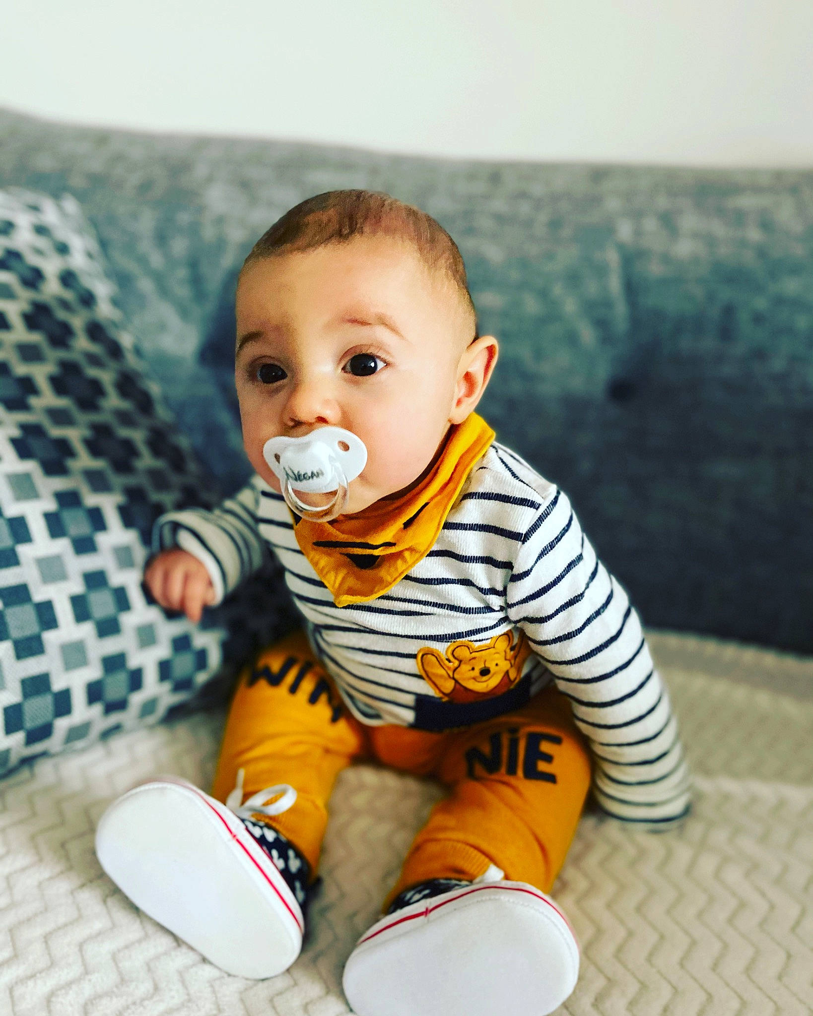 Négan a rejoint le concours — aidez-le/la à gagner de superbes lots ! baby, baby_toddler_clothing, child, comfort, eye, face, flash_photography, flooring, fun, happy, head, human_leg, knee, linens, pattern, person, sitting, sleeve, t_shirt, toddler