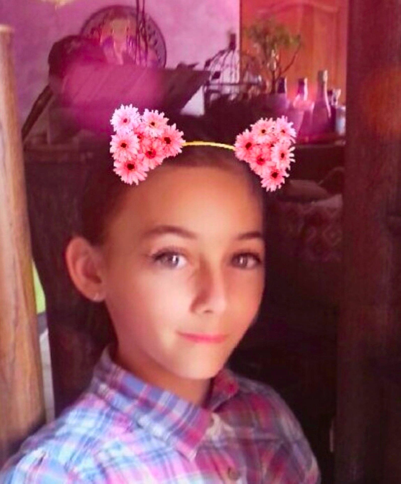 Emeline a rejoint le concours — aidez-le/la à gagner de superbes lots ! ear, fashion_accessory, flower, flower_arranging, forehead, girl, hair_accessory, hair_coloring, hairstyle, head, headband, headgear, headpiece, jewellery, person, petal, pink