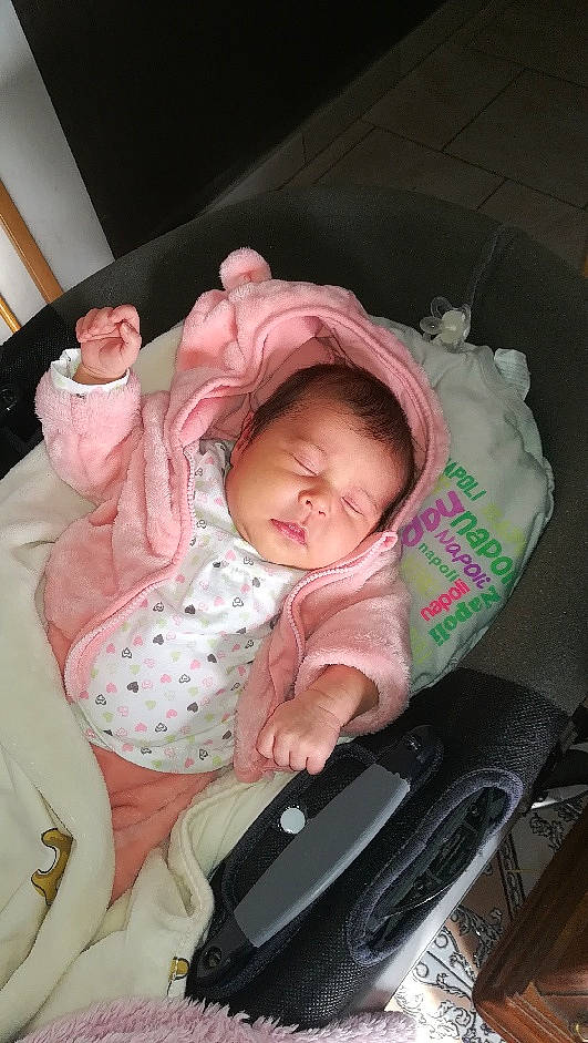 Érys a rejoint le concours — aidez-le/la à gagner de superbes lots ! baby, baby_carriage, baby_products, baby_safety, baby_toddler_clothing, car_seat, carmine, cheek, child, comfort, head, infant_bed, luggage_and_bags, person, pink, product, room, sitting, skin, sleeve