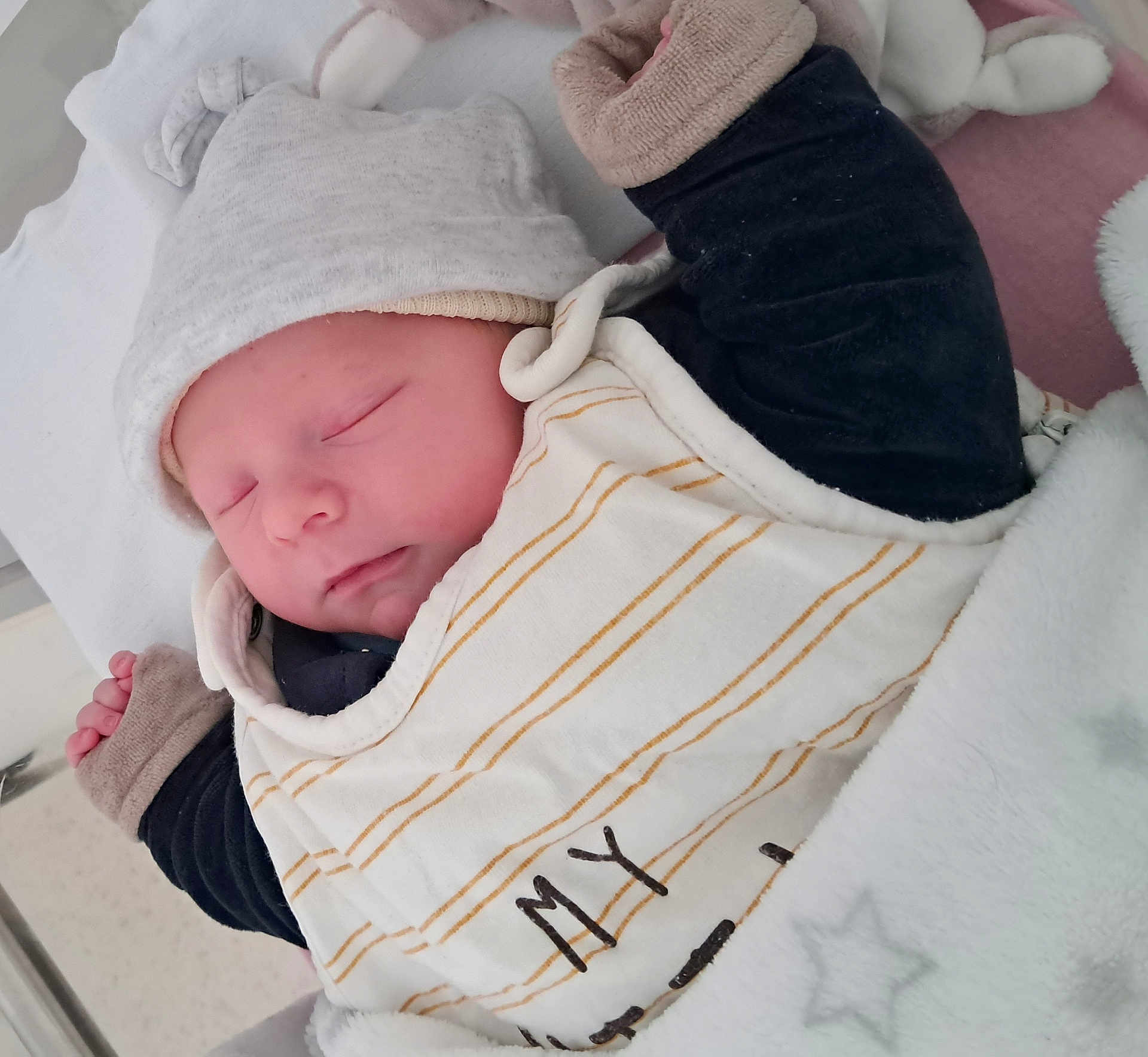 Nolan participe au concours pour gagner de l'argent avec cette photo : baby, newborn, sleeping, hat, blanket, clothing, infant, cute, face, peaceful, rest, soft, warm, bed, portrait, child, sleep, babywear, cozy, comfort
