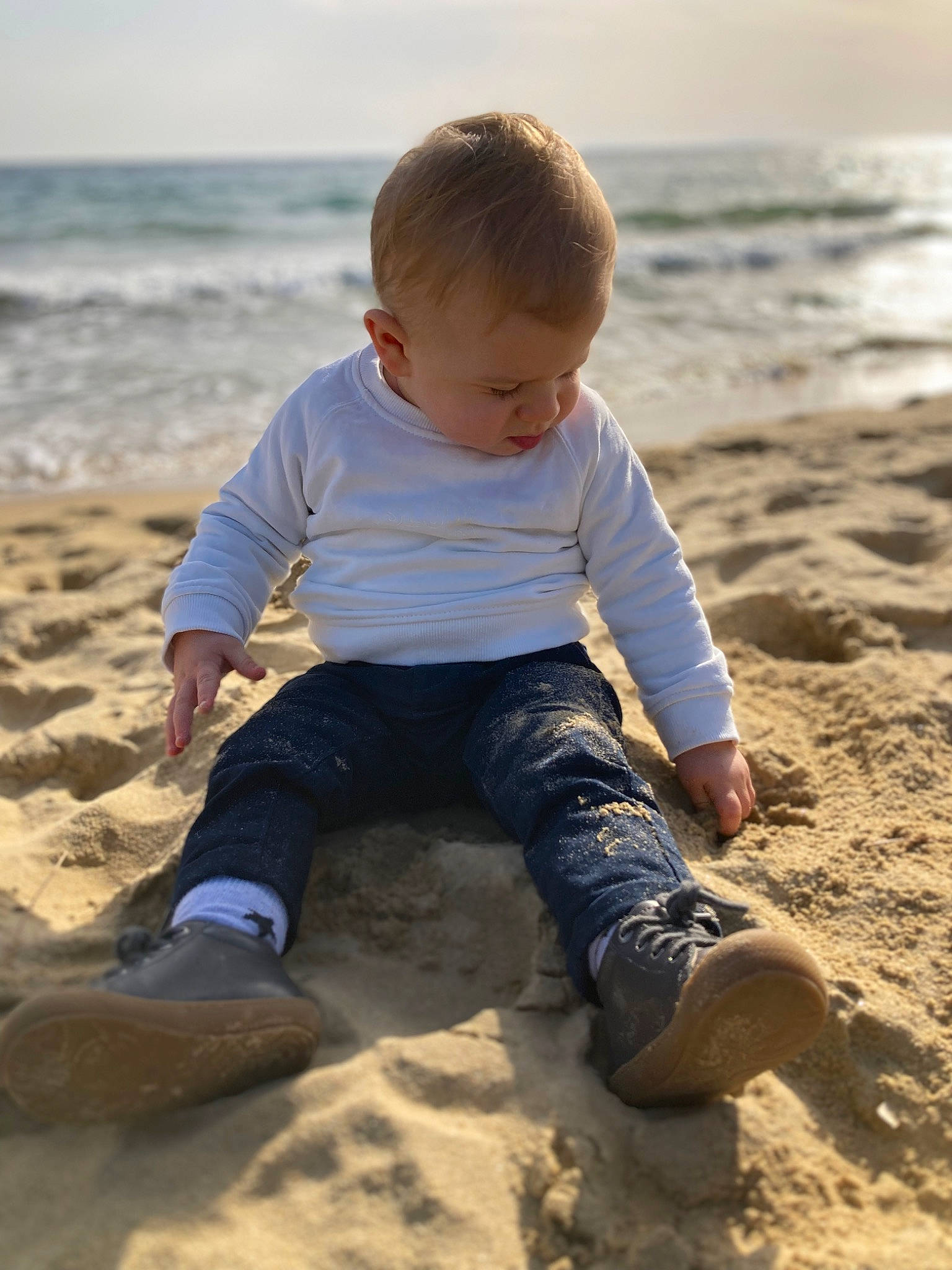 Rio participe au concours pour gagner de l'argent avec cette photo : azure, baby_toddler_clothing, beach, beauty, body_of_water, face, fun, happy, horizon, natural_environment, people_in_nature, people_on_beach, person, sand, sky, sleeve, standing, summer, t_shirt, toddler
