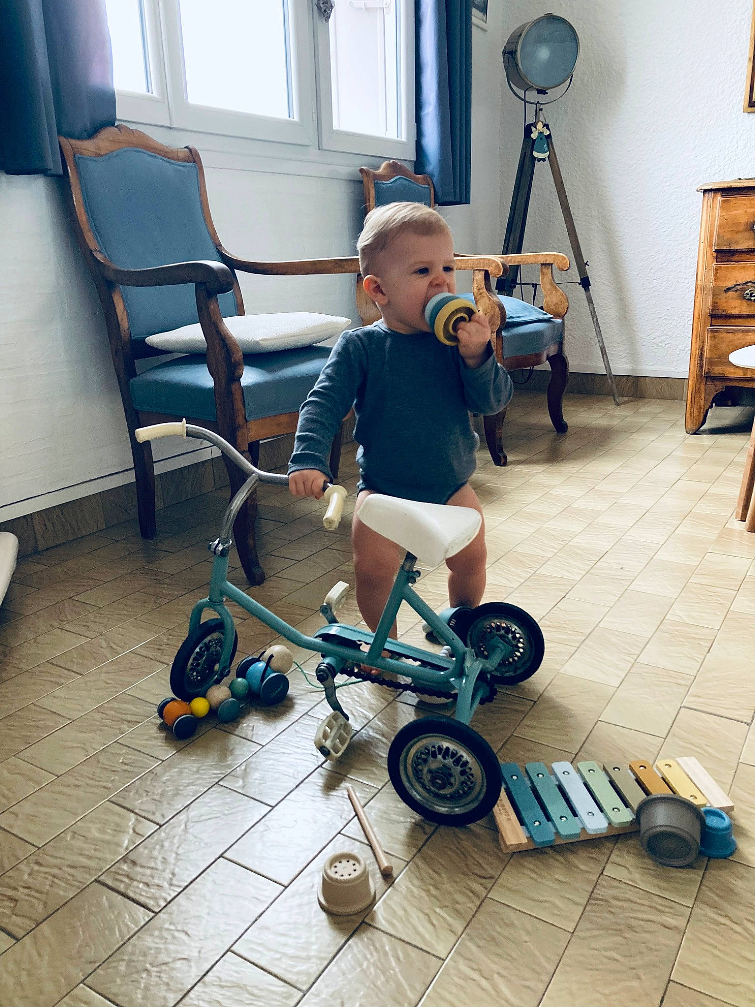 Rio participe au concours pour gagner de l'argent avec cette photo : auto_part, automotive_tire, baby, baby_products, chair, child, electric_blue, floor, flooring, fun, furniture, leisure, machine, person, picture_frame, rolling, tire, toddler, vehicle, wheel