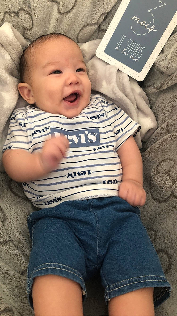 Téo a rejoint le concours — aidez-le/la à gagner de superbes lots ! arm, baby_toddler_clothing, black, cheek, clothing, eye, facial_expression, flash_photography, green, hand, human, lip, mouth, organ, person, photograph, product, skin, sleeve, smile