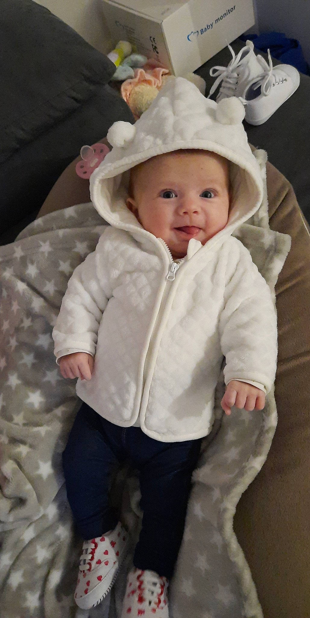 Mailys a rejoint le concours — aidez-le/la à gagner de superbes lots ! baby, baby_toddler_clothing, cheek, collar, comfort, eye, eyelash, face, fur, happy, head, headgear, headwear, iris, lip, outerwear, person, skin, sleeve, textile