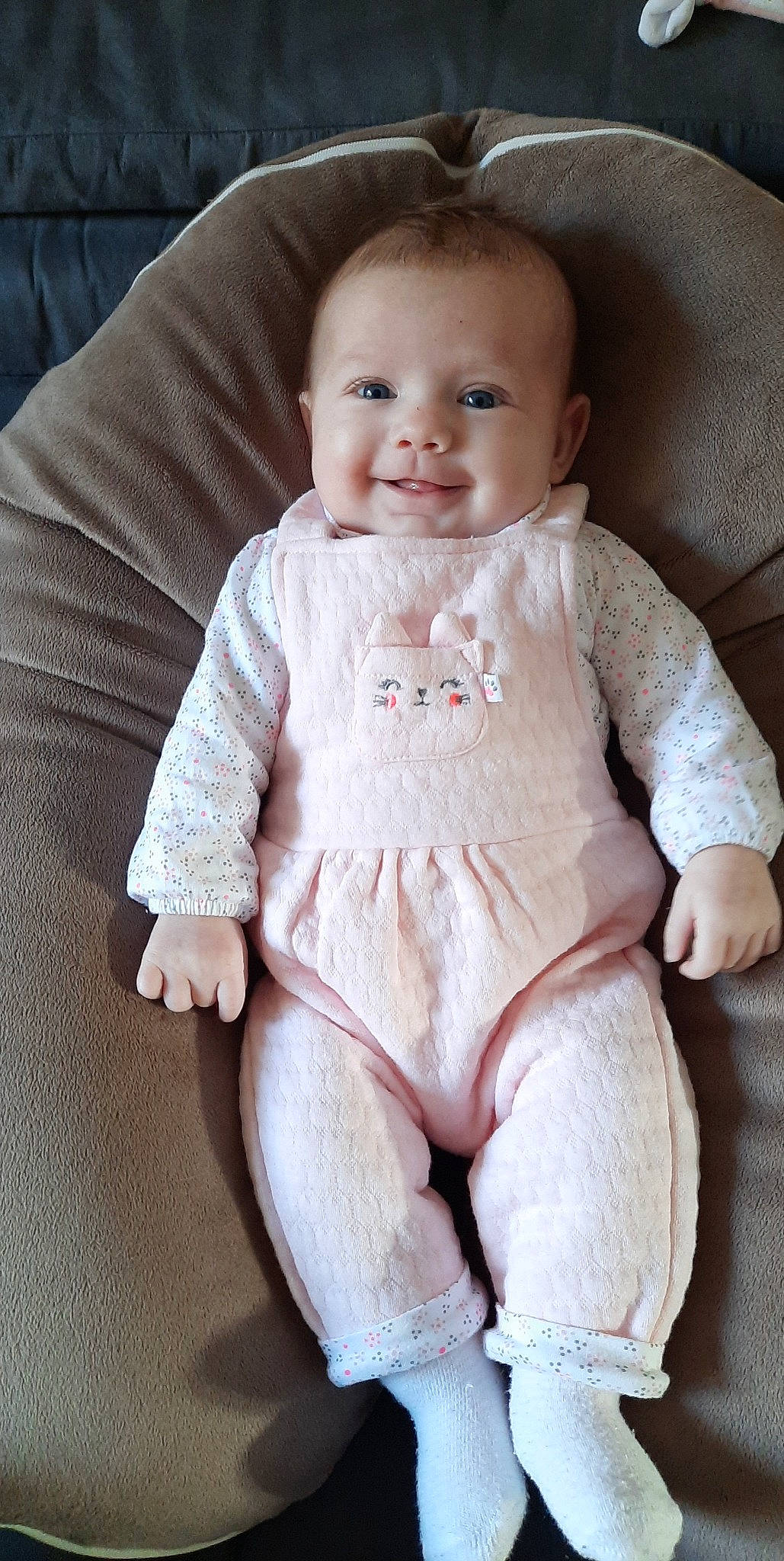 Mailys a rejoint le concours — aidez-le/la à gagner de superbes lots ! baby, baby_toddler_clothing, cheek, chin, comfort, eye, face, finger, iris, joy, knee, linens, lip, neck, person, pink, skin, sleeve, smile, textile