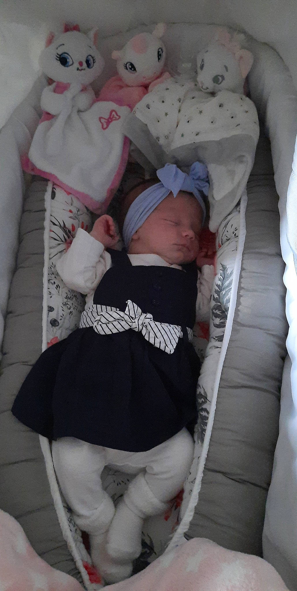 Mailys participe au concours pour gagner de l'argent avec cette photo : baby, baby_products, baby_safety, baby_sleeping, baby_toddler_clothing, bedding, carmine, child, comfort, headwear, human_body, linens, pattern, person, pink, room, sleeve, sock, textile, thigh