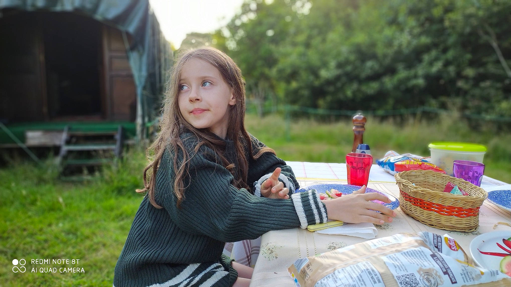 Olivia a rejoint le concours — aidez-le/la à gagner de superbes lots ! basket, chair, child, event, fun, grass, happy, leisure, linens, person, plaid, plant, portrait_photography, recreation, sitting, soil, table, tablecloth, tree, vacation