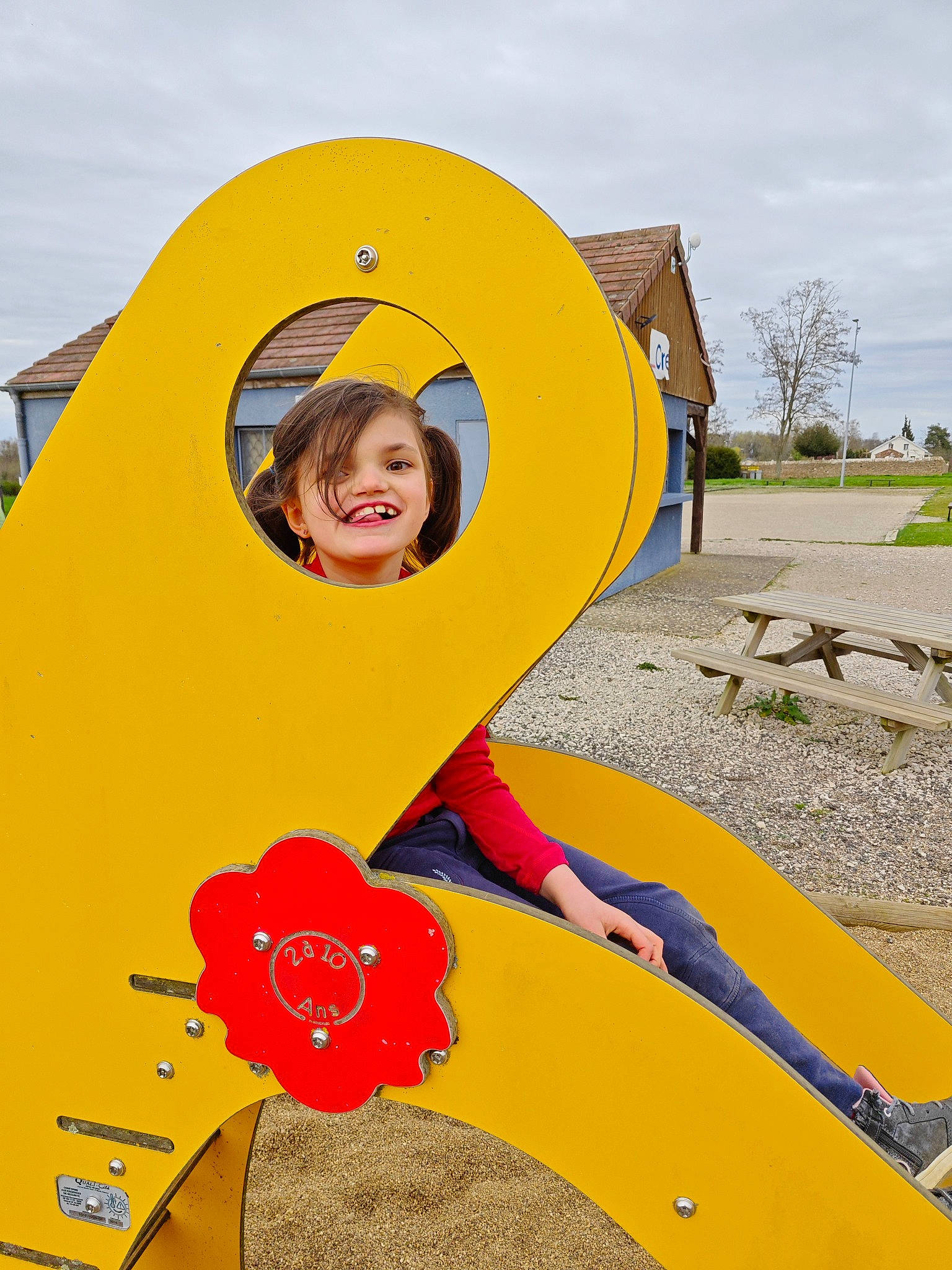 Leeloo a rejoint le concours — aidez-le/la à gagner de superbes lots ! automotive_wheel_system, cloud, fun, happy, joy, landscape, leisure, outdoor_play_equipment, people_in_nature, person, plant, play, playground, playground_slide, recreation, sky, smile, t_shirt, toddler, travel