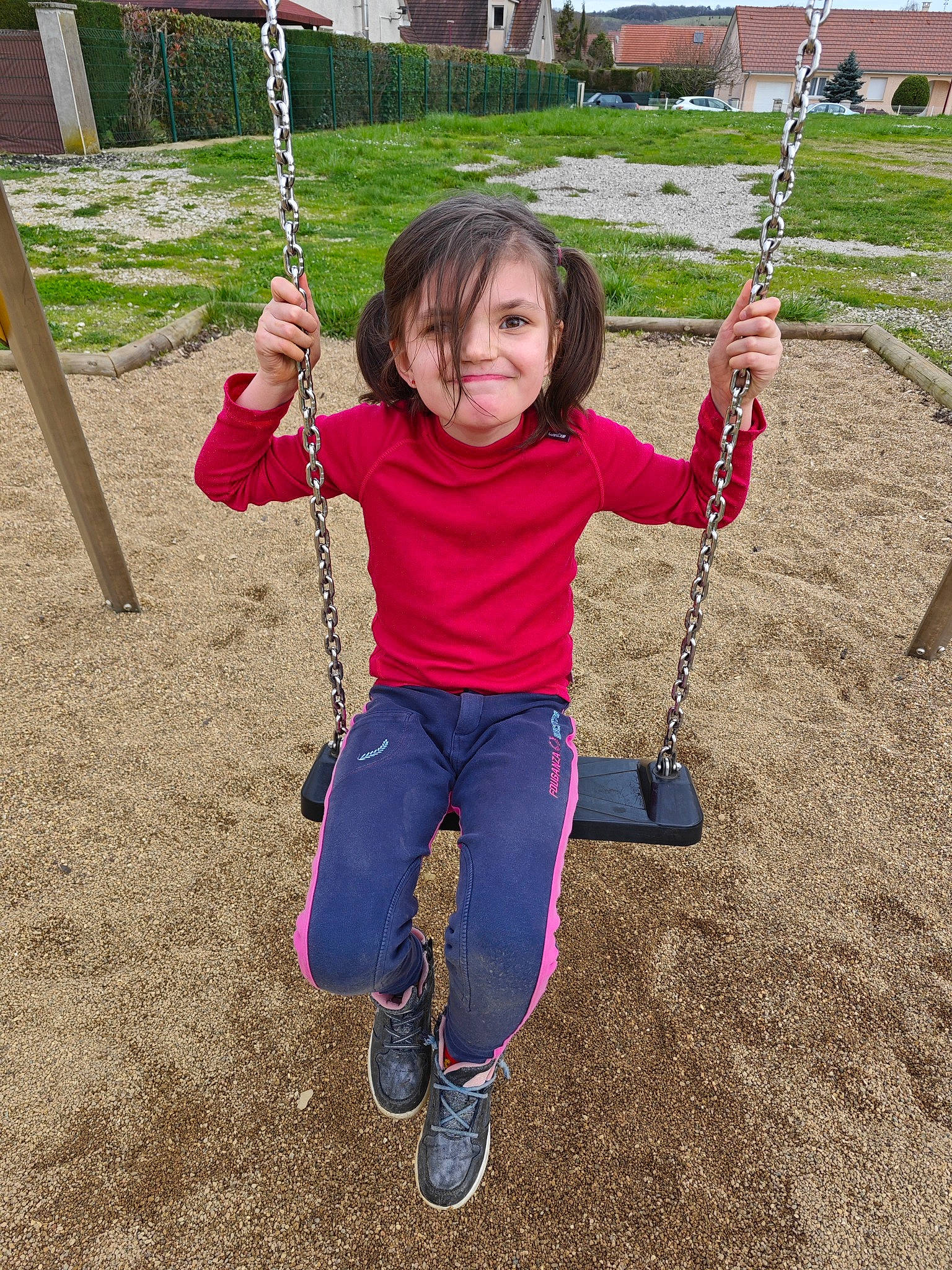 Leeloo a rejoint le concours — aidez-le/la à gagner de superbes lots ! arm, balance, child, city, fun, grass, happy, joy, leisure, outdoor_play_equipment, people, person, play, playground, public_space, recreation, smile, summer, swing, toddler