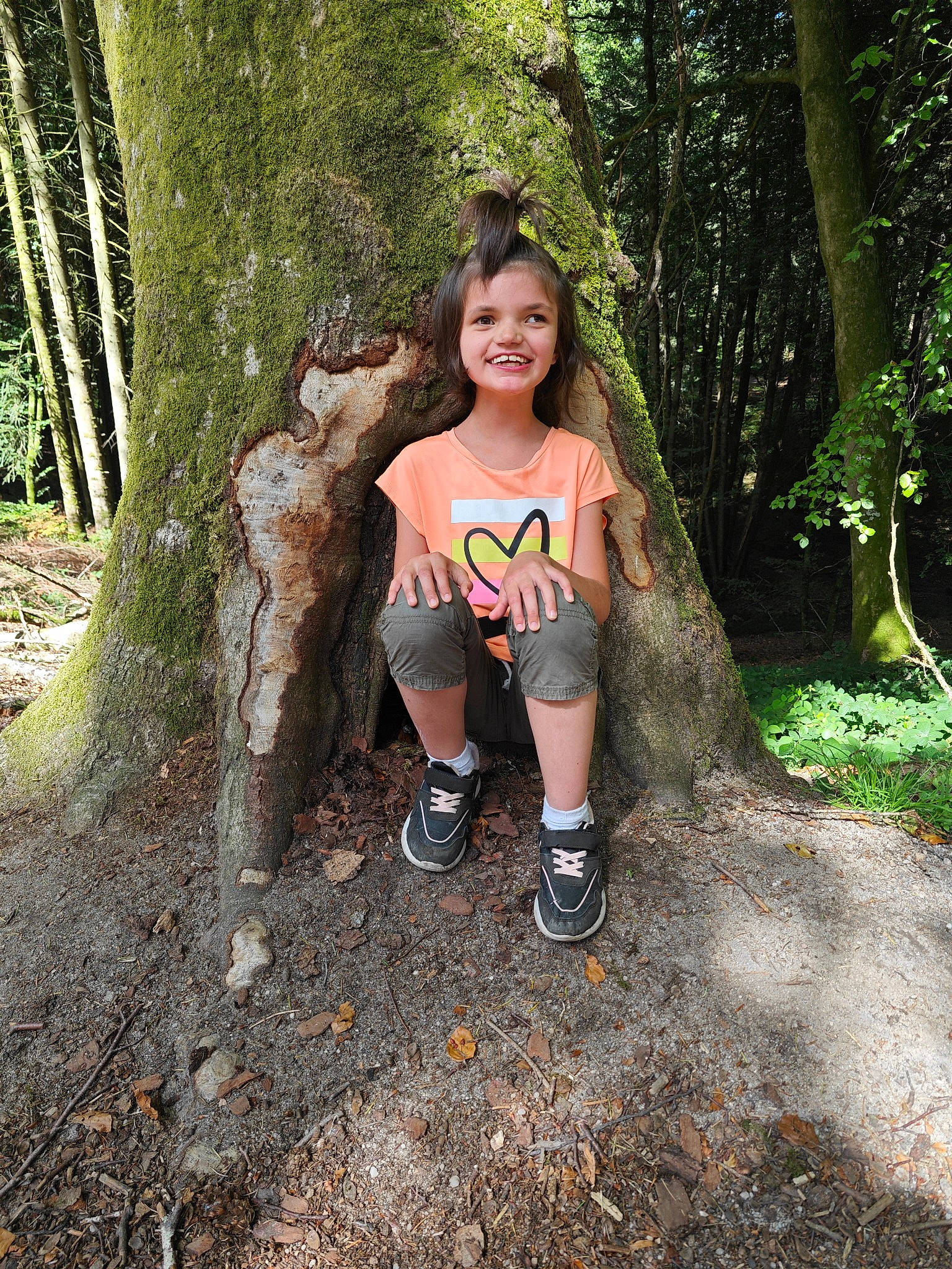 Leeloo participe au concours pour gagner de l'argent avec cette photo : branch, forest, fun, grass, grove, happy, human_leg, joy, jungle, leisure, long_hair, people_in_nature, person, plant, recreation, smile, thigh, tree, trunk, wood