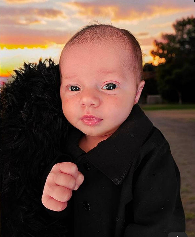 Valérian a rejoint le concours — aidez-le/la à gagner de superbes lots ! baby, baby_toddler_clothing, cheek, child, cloud, flash_photography, fun, fur, gesture, grass, happy, nose, people_in_nature, person, plant, skin, sky, sleeve, thumb, toddler
