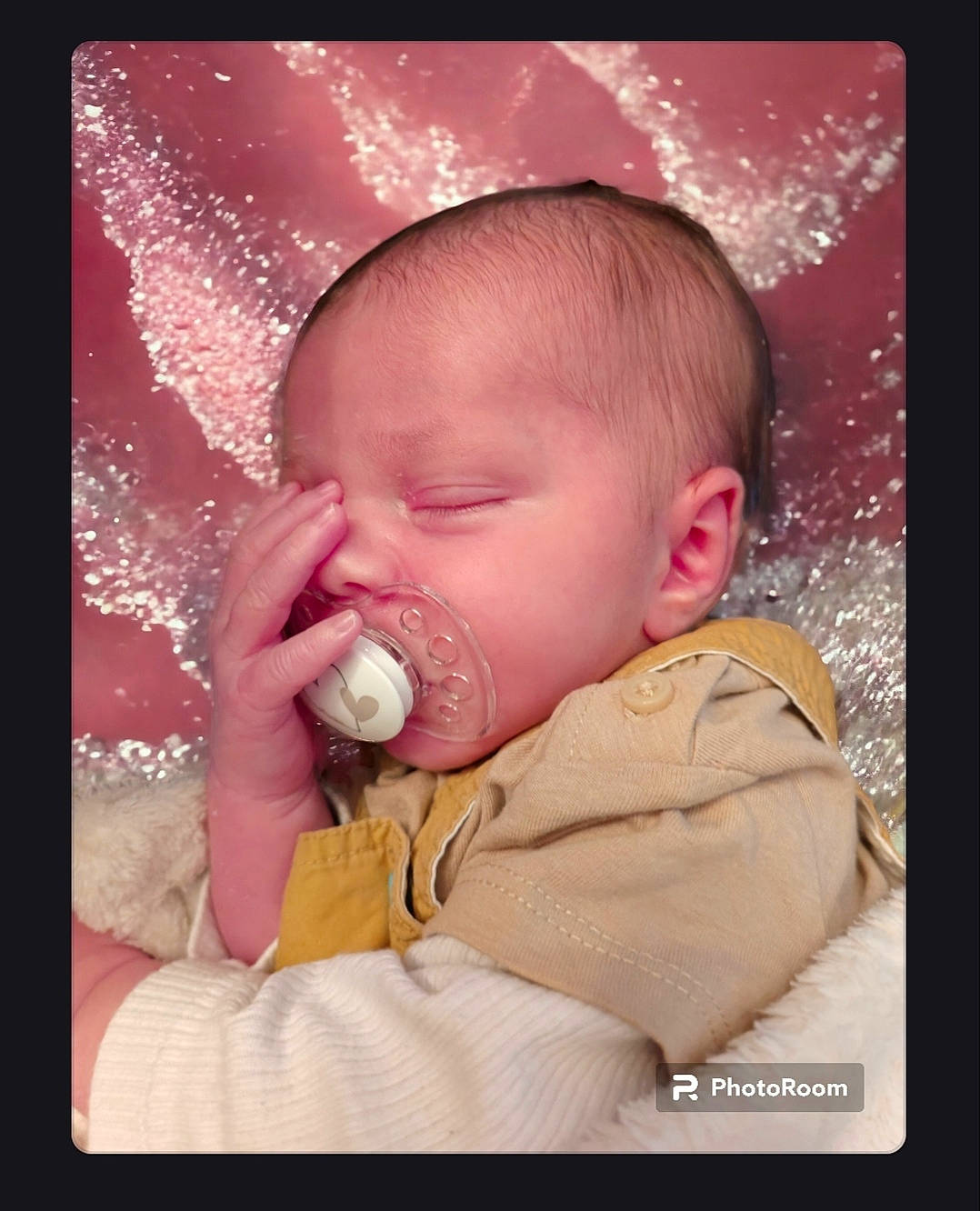 Valérian participe au concours pour gagner de l'argent avec cette photo : baby, baby_sleeping, baby_toddler_clothing, bedtime, cheek, child, comfort, ear, eye, eyebrow, flash_photography, happy, iris, lip, mouth, nose, person, pink, sleeve, textile