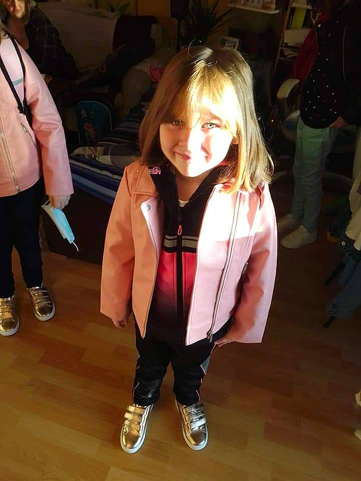 Angèle participe au concours pour gagner de l'argent avec cette photo : fun, jacket, outerwear, person