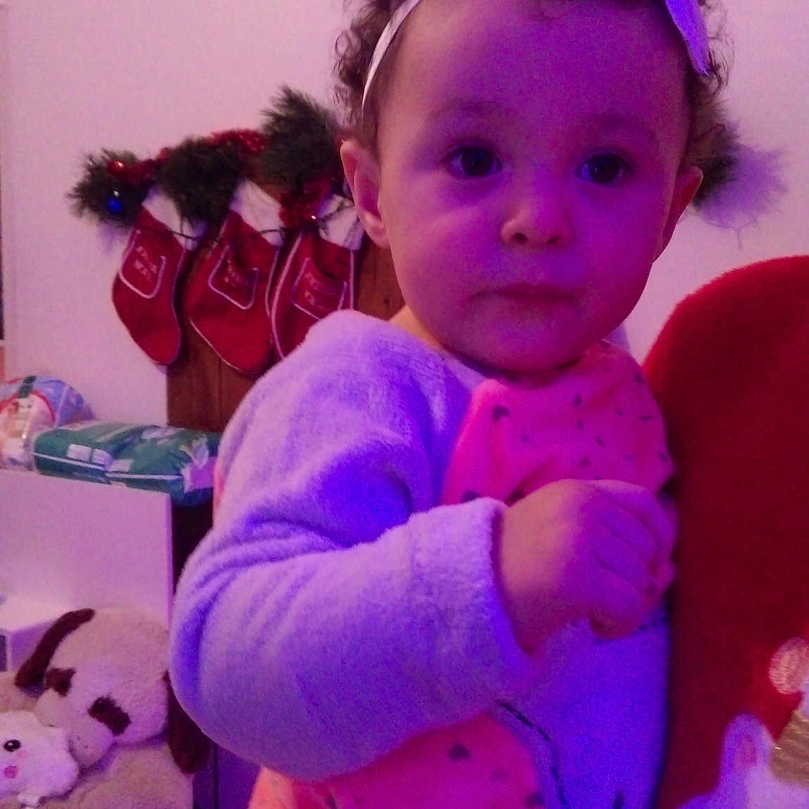 Shayma a rejoint le concours — aidez-le/la à gagner de superbes lots ! cheek, child, eye, face, fun, girl, hair_accessory, head, infant, iris, magenta, person, pink, product, purple, skin, smile, textile, toddler, violet