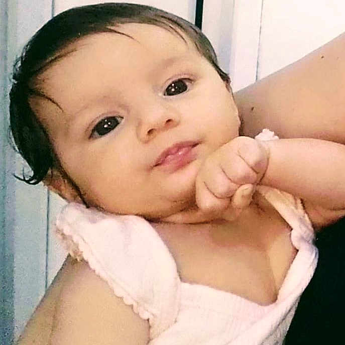 Jade a rejoint le concours — aidez-le/la à gagner de superbes lots ! baby, child, closeup, cute, expression, eyes, face, hair, hand, holding, human, indoors, infant, newborn, people, person, pink_clothing, portrait, skin, young